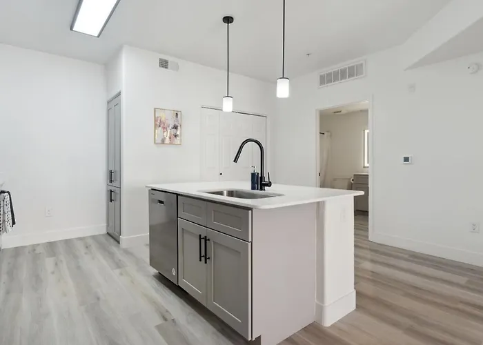 Apartment Cozysuites In Westgate With Pool 03